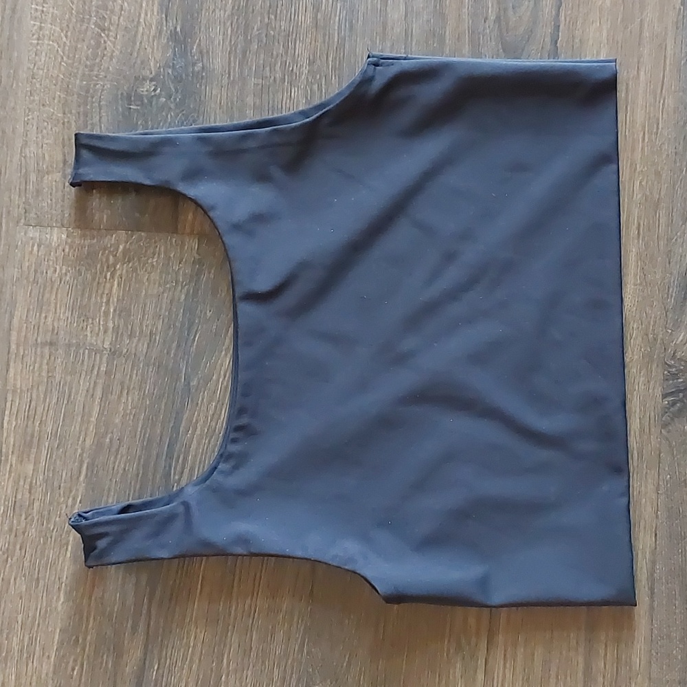 Kids athletic top, black. Size 11-12